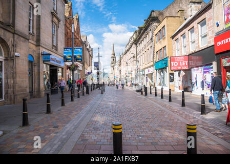 Ciottolo zona pedonale ricca di negozi e ristoranti a Inverness, Scotland, in una giornata di sole Foto Stock