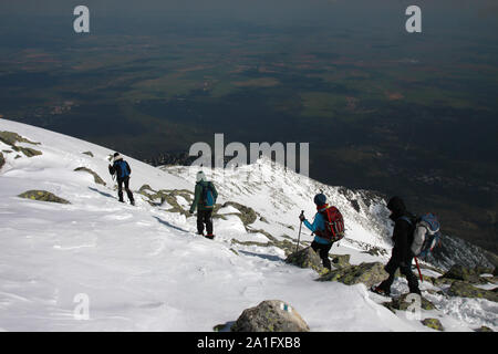 I turisti nelle montagne Tatra, Slovacchia Foto Stock
