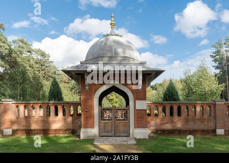 Woking musulmano terreno di sepoltura e di pace del giardino storico, il cimitero di guerra nel Surrey, Regno Unito. Arco a cupola sopra l'ingresso del giardino. Foto Stock