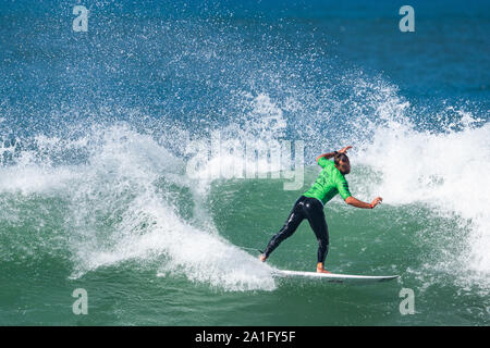 Joan Duru di Francia compete durante il terzo giorno di EDP Billabong Pro Ericeira 2019, QS10.000. Foto Stock