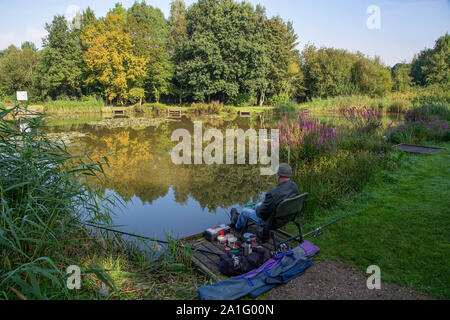 Il pescatore a Stanners piscina lungo il Sankey Valley Trail a Winwick Quay, Warrington Foto Stock