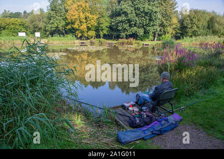 Il pescatore a Stanners piscina lungo il Sankey Valley Trail a Winwick Quay, Warrington Foto Stock