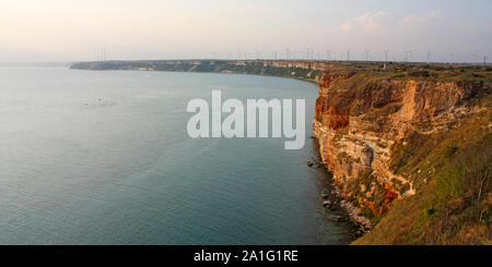 La Bulgaria paesaggio. Scogliera nera sul fronte oceano. Balchik, vicino a Varna, Bulgaria. Foto Stock