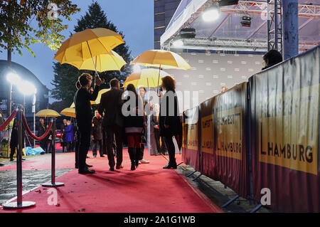 Amburgo, Germania. 26 Sep, 2019. Gli ospiti venuti al di sopra del tappeto rosso per l'apertura del Filmfest Hamburg. Il film festival si è aperto con il tedesco premiere del film francese 'Die schönste Zeit unseres Lebens". Il Filmfest si svolge per la ventisettesima volta quest'anno. Credito: Magdalena Tröndle/dpa/Alamy Live News Foto Stock