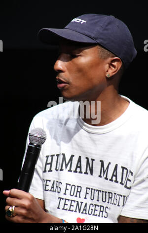 Brooklyn, NY, STATI UNITI D'AMERICA. 26 Sep, 2019. Pharrell Williams presso il cittadino globale conferenza stampa annunciando la loro campagna 2020, Obiettivo globale Live: l'utopia possibile presso San AnnÕs Warehouse di Brooklyn, a New York City il 26 settembre 2019 Credit: Walik Goshom/media/punzone Alamy Live News Foto Stock