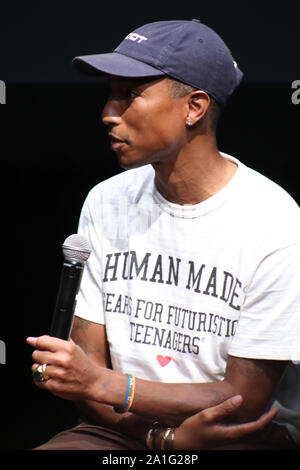 Brooklyn, NY, STATI UNITI D'AMERICA. 26 Sep, 2019. Pharrell Williams presso il cittadino globale conferenza stampa annunciando la loro campagna 2020, Obiettivo globale Live: l'utopia possibile presso San AnnÕs Warehouse di Brooklyn, a New York City il 26 settembre 2019 Credit: Walik Goshom/media/punzone Alamy Live News Foto Stock