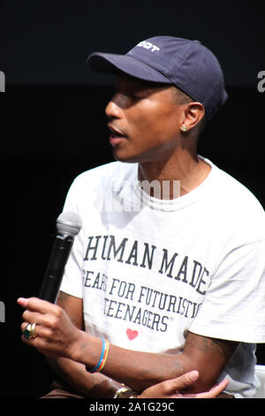 Brooklyn, NY, STATI UNITI D'AMERICA. 26 Sep, 2019. Pharrell Williams presso il cittadino globale conferenza stampa annunciando la loro campagna 2020, Obiettivo globale Live: l'utopia possibile presso San AnnÕs Warehouse di Brooklyn, a New York City il 26 settembre 2019 Credit: Walik Goshom/media/punzone Alamy Live News Foto Stock