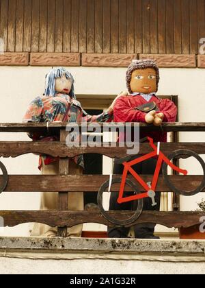 Dal 1990 Campan ha rilanciato la tradizione del XIXè per stendere lungo le strade, case di bambole per dare l'illusione della presenza umana nel villaggio Foto Stock