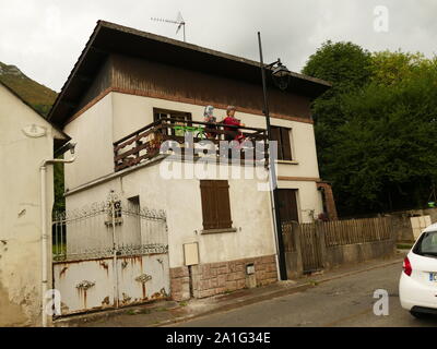 Dal 1990 Campan ha rilanciato la tradizione del XIXè per stendere lungo le strade, case di bambole per dare l'illusione della presenza umana nel villaggio Foto Stock