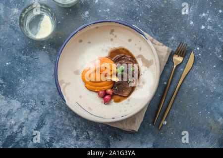 Slow brasati di carne di agnello con patate dolci purea, ristorante Dish, copia dello spazio. Foto Stock