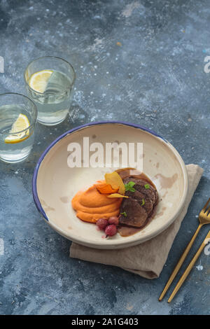 Brasato di agnello con patate dolci purea, ristorante Dish, copia dello spazio. Foto Stock