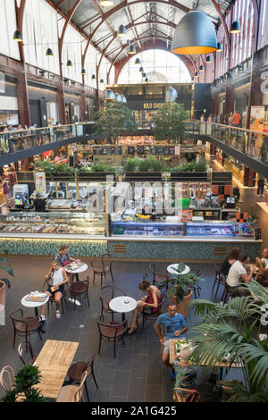 L'interno della vecchia stazione ferroviaria della Chemins de Fer de Provence, ora un food court a Nizza, in Francia, in Europa Foto Stock