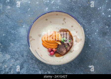 Lenta agnello cucinato con patate dolci purea, ristorante Dish, copia dello spazio. Foto Stock