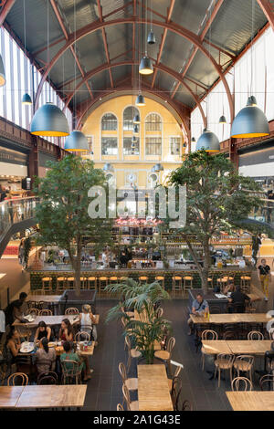 L'interno della vecchia stazione ferroviaria della Chemins de Fer de Provence, ora un food court a Nizza, in Francia, in Europa Foto Stock