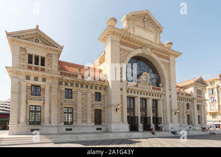 La vecchia restaurata stazione ferroviaria o alla Gare du Sud della Chemins de Fer de Provence a Nizza, in Francia, in Europa Foto Stock