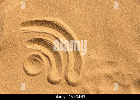 Accesso WiFi redatto nella sabbia sulla spiaggia Foto Stock