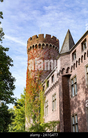 Bella Burg Kempen torre in autunno in una giornata di sole. Tipico tedesco antico punto di riferimento. Storico castello torre. Foto Stock