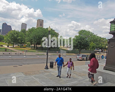 Coppia afro-americano a camminare verso e giovani afro-americano di uomo a camminare al di fuori del circuito di Indianapolis la libreria pubblica indiana, 26 luglio 2019, © Kathar Foto Stock