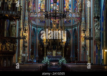 Parte anteriore di un Interno chiesa gotica Foto Stock