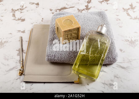 Centro termale/benessere, disposizione di umore per wellnes farm, spa di prima classe, hotel, ecc. Sapone, custodia per cosmetici, asciugamani e bagno addicitve sulla metropolitana di marmo. Foto Stock