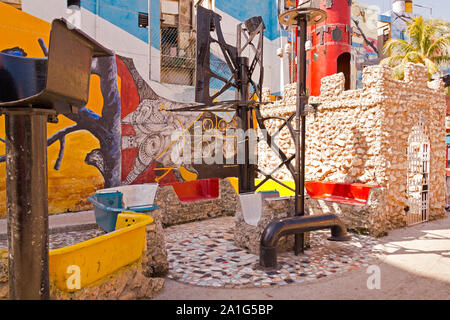 L'AVANA, 21 ago: Graffiti in Vicolo Casale il 21 agosto 2001 a L'Avana, Cuba. El Alley Hamel ("Callejon de Hamel originale) è una destinazione turistica per Foto Stock