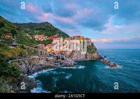 Manarola villaggio sul tramonto, Cinque Terre Liguria, Italia Foto Stock