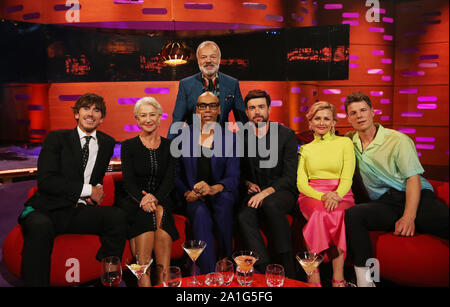 Host Graham Norton con (seduti da sinistra a destra) Simon Reeves, Helen Mirren, RuPaul, Jack Whitehall, Anders SG e Stine Bramsen durante le riprese per il Graham Norton Show alla BBC Studioworks 6 Centro Televisivo, Wood Lane, Londra, per essere messo in onda su BBC One il venerdì sera. Foto Stock