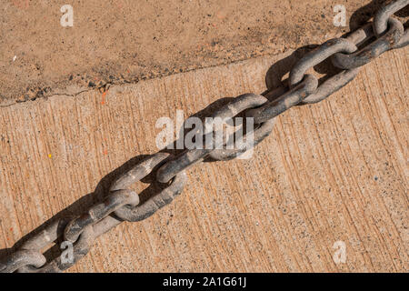 Vecchia catena arrugginito dettaglio sul pavimento Foto Stock