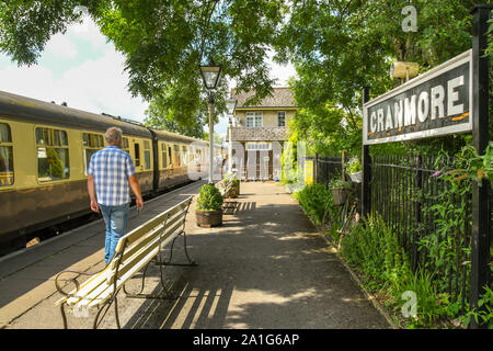 CRANMORE, Inghilterra - Luglio 2019: persona che cammina lungo la piattaforma alla stazione Cranmore sulla East Somerset Railway. Foto Stock