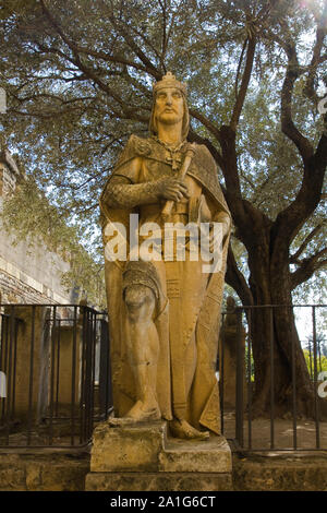 Statua di re Alfonso X o Fernando III, accanto alla torre dei Leoni. Alcazar od a Cordoba. Spagna. Foto Stock