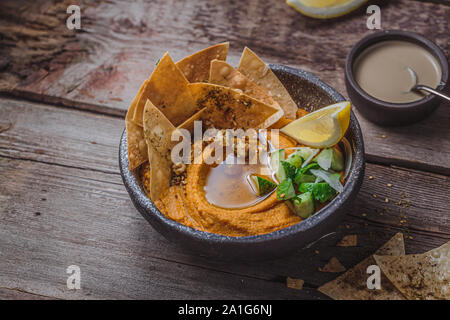 Hummus con olio di oliva e pane piatto, copia dello spazio. Foto Stock