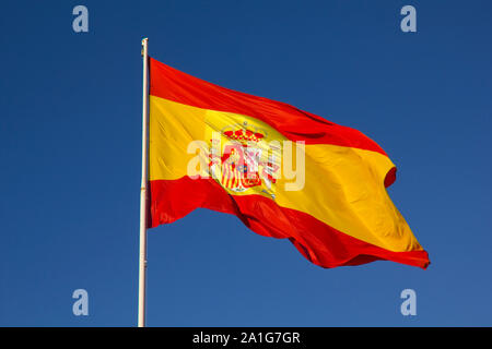 Spanish flag su un palo e ondulate nel vento Foto Stock