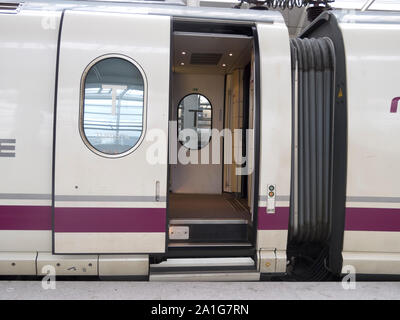 MADRID - Feb 21: Treno ad alta velocità nella stazione di Atocha il 21 febbraio 2013 a Madrid, Spagna. Spagna le principali città sono collegate da treni ad alta velocità. Foto Stock