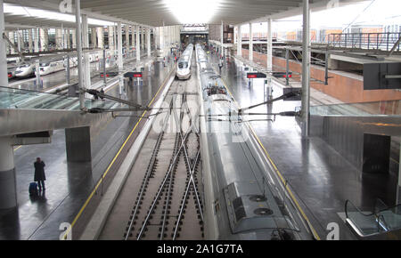 MADRID - Feb 21: Treno ad alta velocità nella stazione di Atocha il 21 febbraio 2013 a Madrid, Spagna. Spagna le principali città sono collegate da treni ad alta velocità. Foto Stock