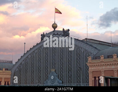 Tramonto a Madrid . Puerta de la stazione di Atocha di Madrid, capitale della Spagna. Foto Stock