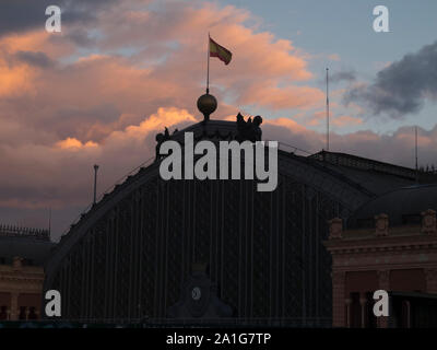 Silhouette di Puerta de la stazione di Atocha di Madrid, capitale della Spagna. Foto Stock