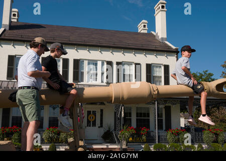 I bambini giocano su un enorme canna della pistola, sovrintendente di quarti,'Accademia Militare degli Stati Uniti a West Point, NY Foto Stock