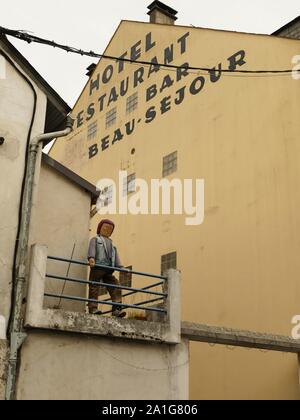 Dal 1990 Campan ha rilanciato la tradizione del XIXè per stendere lungo le strade, case di bambole per dare l'illusione della presenza umana nel villaggio Foto Stock