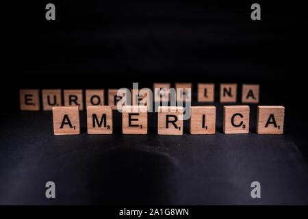 Isolato disposto a scrabble lettere l'ortografia delle parole America, Europa e Cina con il focus sull'America in primo piano Foto Stock