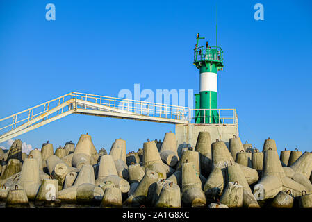 Verde con faro a forma di stella pietre nel Mar Nero Seaport. Foto Stock
