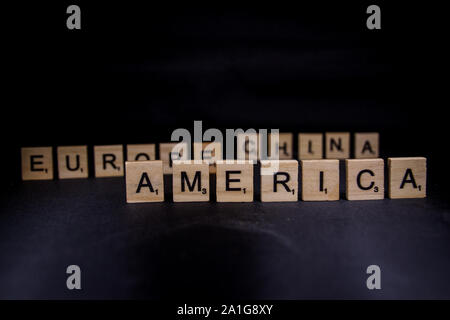 Isolato disposto a scrabble lettere l'ortografia delle parole America, Europa e Cina con il focus sull'America in primo piano Foto Stock