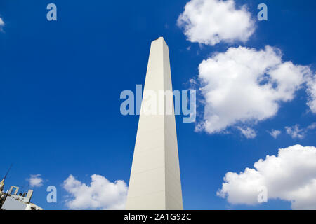 Obelisco. Avenida 9 de Julio è un ampio viale della città di Buenos Aires, Argentina. Il suo nome onora Argentina del Giorno di indipendenza, Luglio 9, 1816. Foto Stock