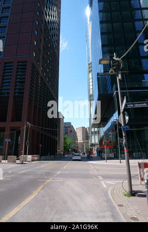 Francoforte, Germania - Giugno 06, 2019: grattacieli come il Giappone Center costituiscono una strada canyon su Neue Mainzer Straße a giugno 06, 2019 a Francoforte. Foto Stock