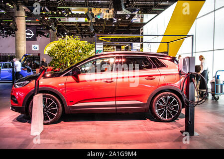 Francoforte, Germania, Sep 10, 2019: rosso metallizzato OPEL Grandland ibrido X4 a IAA, PSA EMP2 piattaforma, crossover compatto ibrido PHEV SUV prodotta da Opel Foto Stock