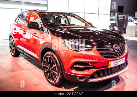 Francoforte, Germania, Sep 10, 2019: rosso metallizzato OPEL Grandland ibrido X4 a IAA, PSA EMP2 piattaforma, crossover compatto ibrido PHEV SUV prodotta da Opel Foto Stock