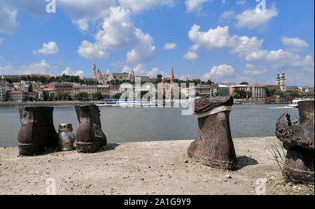 Scarpe a sinistra sul Danubio, un memoriale alla ungherese ebrei uccisi nella seconda guerra mondiale, Budapest, Ungheria. Foto Stock