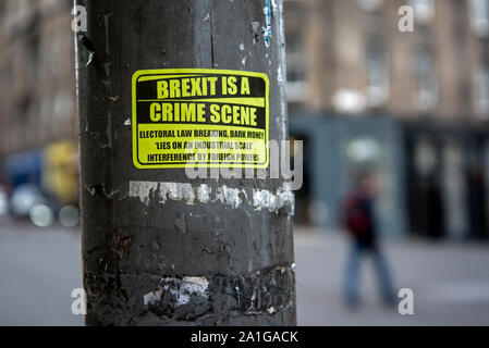 "Brexit è una scena del crimine' adesivo su un post di Edimburgo, Scozia, Regno Unito. Foto Stock