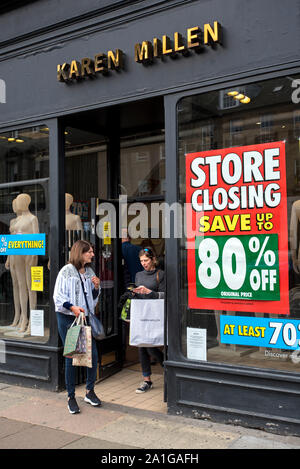 Il cliente lasciando i Karen Millen store su George Street, Edimburgo che nel processo di chiusura. Foto Stock