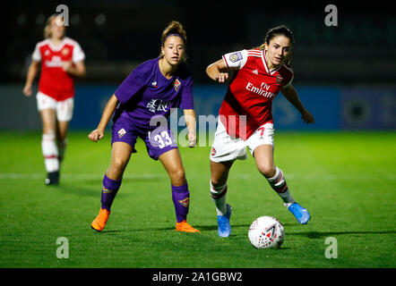 Boreham Wood, Regno Unito. 26 Sep, 2019. BOREHAMWOOD, Inghilterra - 26 settembre: Danielle van de Donk di Arsenal batte Martina Fusini della Fiorentina durante il femminile UEFA Champion League Round 32 seconda gamba match tra Arsenal donne e donne Fiorentina a Prato Park Stadium il 25 settembre 2019 a Borehamwood, Inghilterra Credit: Azione Foto Sport/Alamy Live News Foto Stock