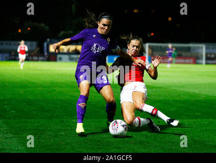 Boreham Wood, Regno Unito. 26 Sep, 2019. BOREHAMWOOD, Inghilterra - 26 settembre: Alia Guagni della Fiorentina viene affrontato da Katie McCabe di Arsenal durante femminile UEFA Champion League Round 32 seconda gamba match tra Arsenal donne e donne Fiorentina a Prato Park Stadium il 25 settembre 2019 a Borehamwood, Inghilterra Credit: Azione Foto Sport/Alamy Live News Foto Stock